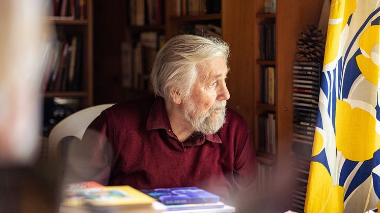 Forfatter Tor Åge Bringsværd tildeles pris for sitt imponerande og allsidige forfattarskap. (Foto: Lina Hindrum / Cappelen Damm)