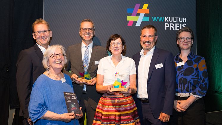 Jury-Mitglieder Jürgen Noch (l.) und Dr. Jana Duda (r.) übergeben den Preis an Annegret Kulms (2.v.l.), Dr. Brigitte Labs-Ehlert (3vr) (beide Pinocchinello), Jörg Bierwirth (Stadt Schieder-Schwalenberg) und Marcus Rohde (Bürgerstiftung Schwalenberg)