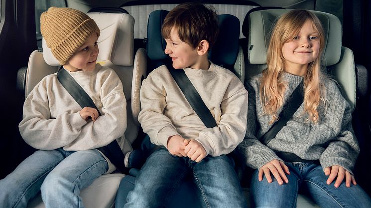 Axkid Up™ is equipped with SnapGuard™ – removable side wings that contribute to a space-saving design and can provide extra room when needed.