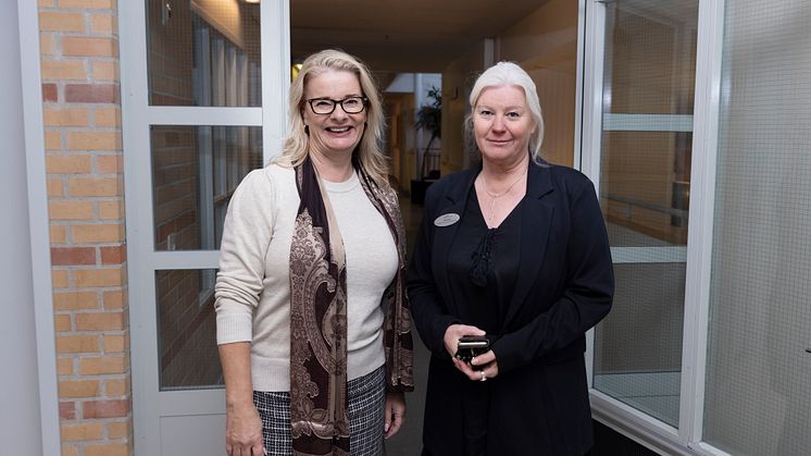Skolministern Lotta Edholm i samtal med Veronica Söderlund, rektor på Ersängsskolan. Foto: Malin Grönborg