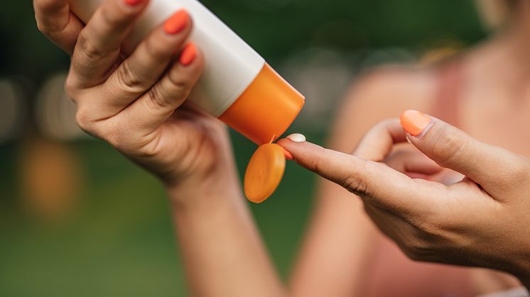 Sonnencremeflecken aus weißen T-Shirts entfernen - so geht’s!