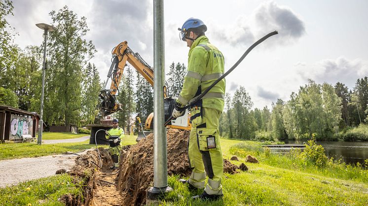 Seiverkkojen työntekijät asentavat Reka by Nexans -kaapeleita Törnävän puistovaloverkkoon ennen Provinssirockia.