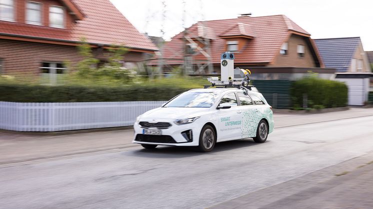 Das Bild zeigt ein Auto auf dem die GeoScan-Einrichtung mit Kameras installiert ist.