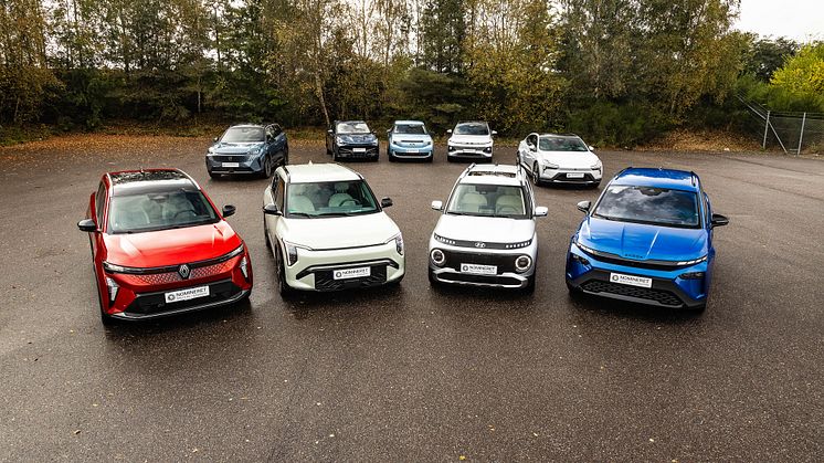 Škoda Elroq er i finalen i Årets Bil i Danmark 2025. Her står den – yderst til højre – sammen med de øvrige finalister. 