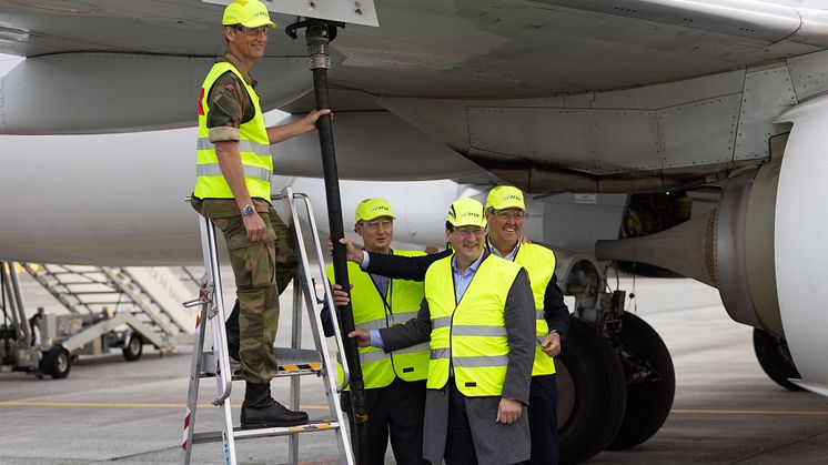  Seremoniallinen ensimmäinen tankkaus Norjan puolustusvoimille Ålesundin lentokentällä 17.10.2024.