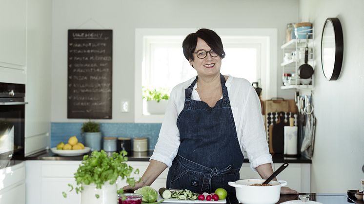 Jubilant denne helgen: Trine Sandberg har jobbet heltid som kokebokforfatter og matblogger i snart tolv år. Foto: Astrid Waller