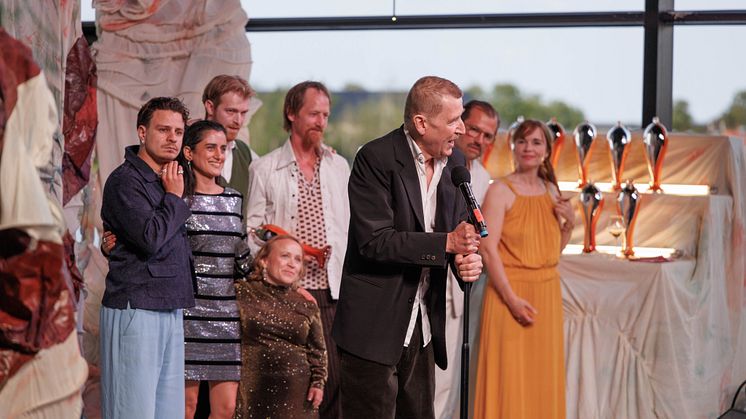 Jens Albinus, Christine Albeck Børge, Sigrid Husjord, Joen Højerslev, Francisco Kalle Navarro og Özlem Saglanmak løb med prisen Årets Samspil til Årets Reumert 2025. Foto Daniel Urhøj.