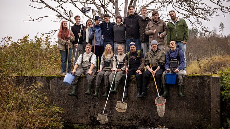 Elever på Vestby videregående skole restaurerer en lokal ørretbekk i samarbeid med forskere fra NMBU, og har fått støtte til prosjektet fra Sparebankstiftelsen DNB. (Foto: Anders Myhr Nielsen)