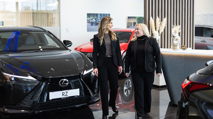 Lexus på topp: Brand Manager, Nina Richardsen Schjelderup (t.v) og kundekonsulent Tone-Lise Waldemarsen fra Lexus Bodø. Foto: Drone Nord AS. 