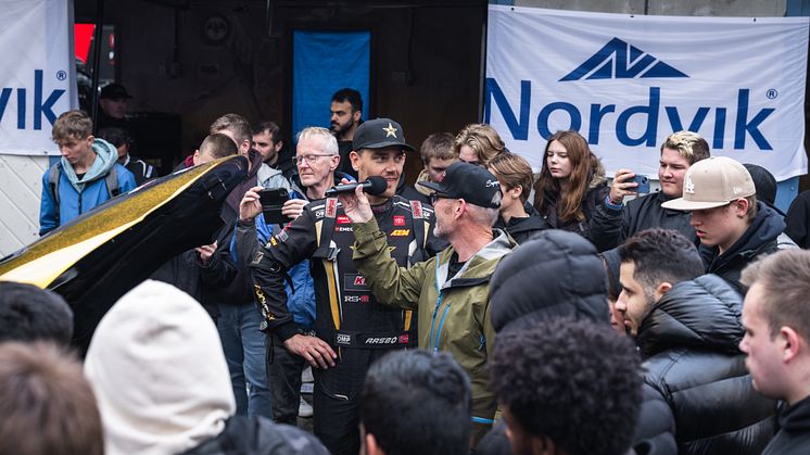 Populært: Verdensmester i bildrifting, Fredric Aasbø viste frem racerbilen sin. Foto: Nordvik Gruppen AS.