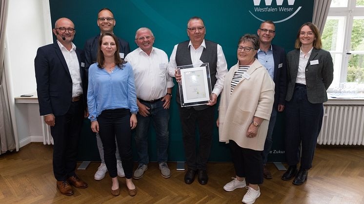 Die Jury-Mitglieder Andreas Speith (2. v. r.) und Carolin Wicke (r.), Ortsvorsteherin Marietheres Strunz und der stv. Bürgermeister von Salzkotten Martin Westermeier gratulieren dem VfL Thüle zum dritten Platz.