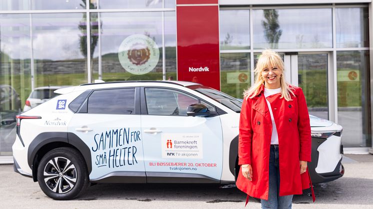 Elektrisk Toyota: Hanne Myrvang fra TV-aksjonen har reist rundt i Nordland til inntekt for Barnekreftforeningen. Foto: Nordvik AS.