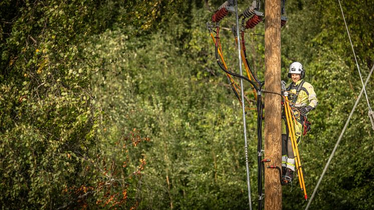 Petter Stenman är först i Sverige att valideras som distributionselektriker. Här är han på Luleå Energis egna övningsbana.