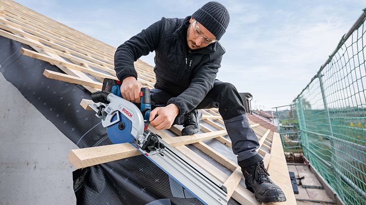 2_anwendung_gks_18v-57-2_gx_professional_ablaengen_dachlatten
