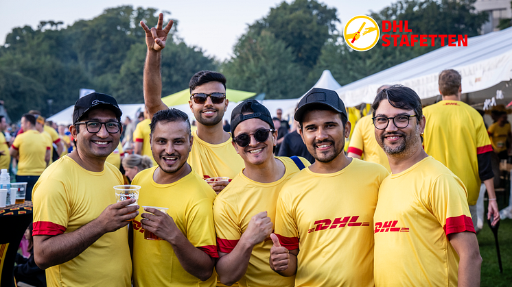 Glade DHL-medarbejdere, der deltager i DHL Stafetten.
