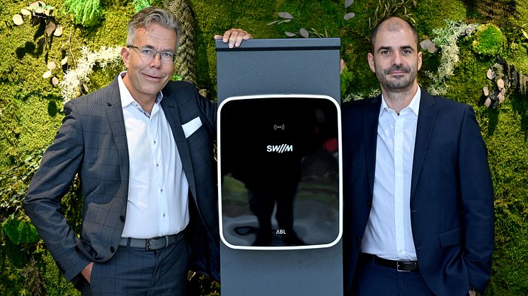 V.l.: Marcus Widrich, Geschäftsführer SIS und Christian Schembor, Leiter Ladeinfrastruktur und Gebäudedigitalisierung SWM. Foto: SWM / Astrid Schmidhuber.