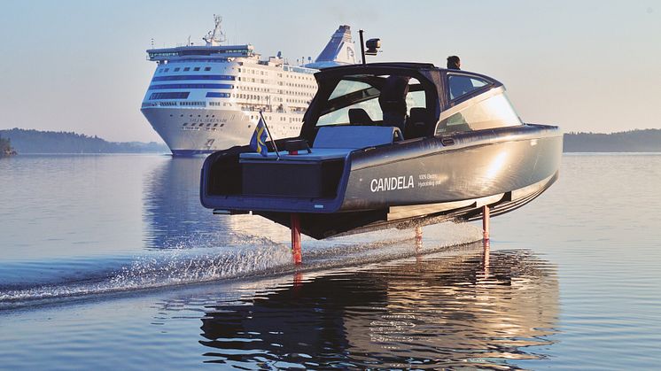 The electric Candela C-8, here flying from Stockholm to Åland (Finland) combines long range and high speed, thanks to the hydrofoil technology that lifts the hull above the friciton of water.