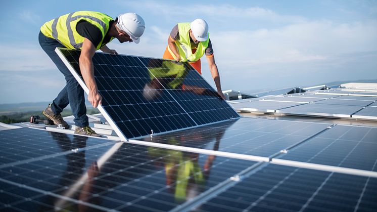 installers-rooftop-solar-panels-getty-1405880267.jpg