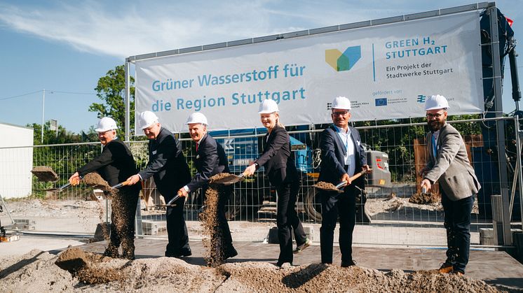 Spatenstich der Stadtwerke Stuttgart für den Green Hydrogen Hub am Stuttgarter Hafen – 150 Gäste mit Prominenz aus Politik und Wirtschaft. Bild: Stadtwerke Stuttgart