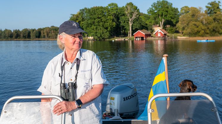Årets turismpristagare Ingrid Olsson där hon trivs allra bäst - ute på sjön Åsnen tillsammans med taxen Linus.