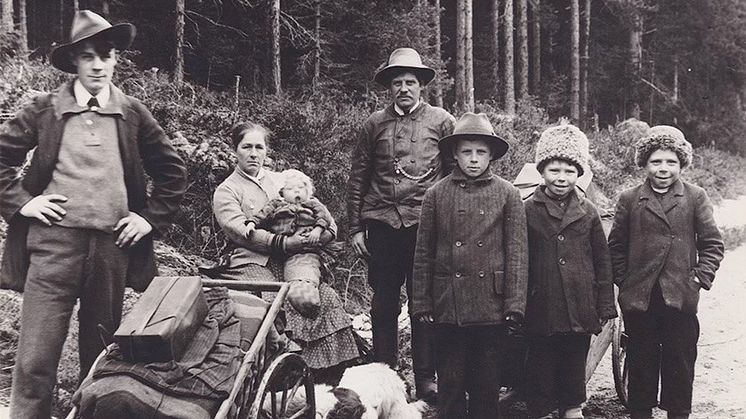 Ett nytt faktamaterial synliggör hur judar, romer, samer, sverigefinnar och tornedalingar har behandlats i Sverige genom historien. På bilden syns resandefamiljen Vilhelmsson Brandin omkring 1913.  Foto: Jakob Lindwall / Hälsinglands museum
