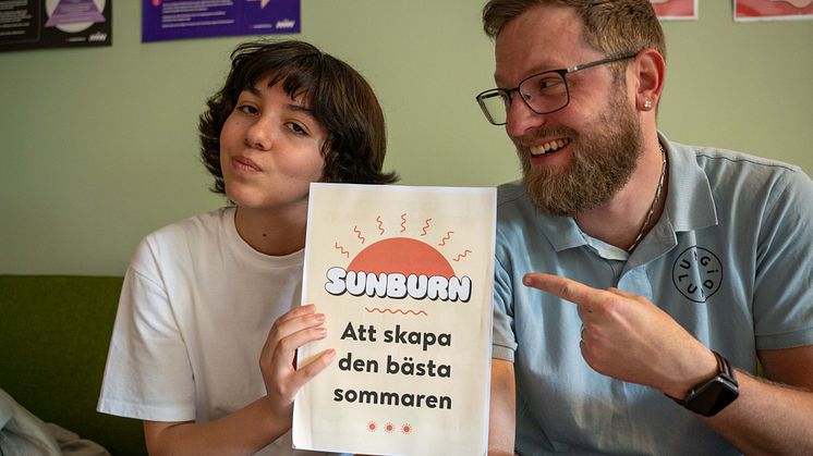 Diana, flitig Sunburnbesökare, peppar inför sommaren med Johan Wesger, fritidsledare på Klostergården.