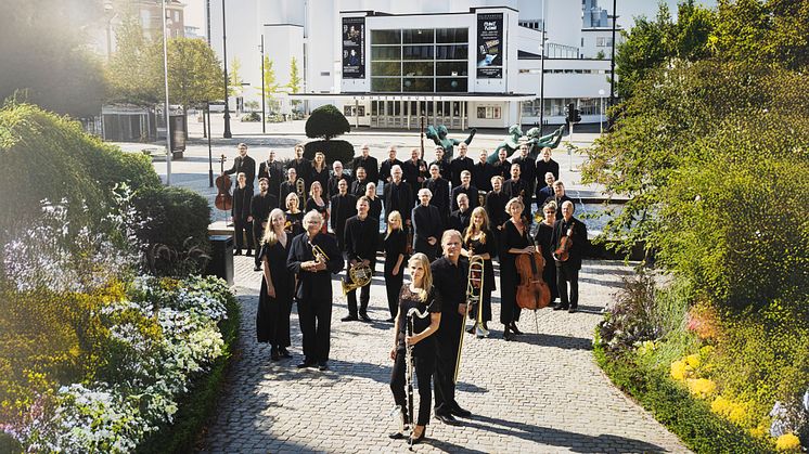 Deltagarna får själva uppleva vad det innebär att dirigera en full orkester. Helsingborgs Symfoniorkester utanför Helsingborgs Konserthus.
