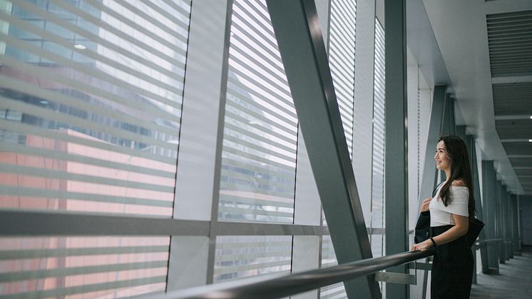 Visa_B2B_Landscapes_Building_Female.jpg