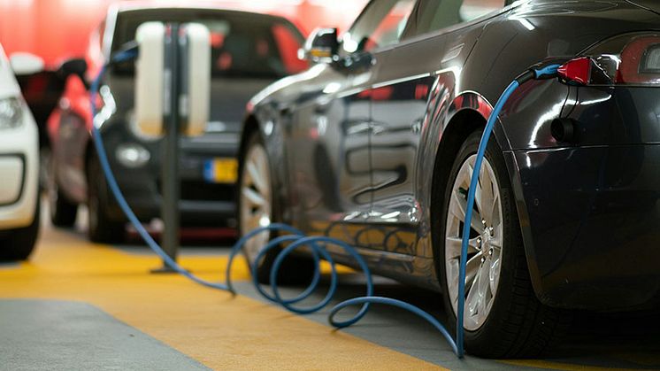 Från och med 1 januari 2025 blir det krav på att alla kommersiella byggnader med fler än 20 parkeringsplatser måste ha laddpunkter installerade