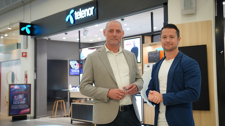 Christian Ruhe (tv), OKs markedsdirektør, og Martin Ravn (th), Telenors Head of Channels står sammen foran Telenorbutik