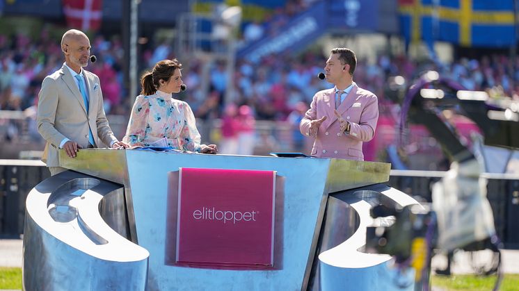 Micke Nybrink, Sandra Mårtensson och Per Skoglund i tv-studion under Elitloppet 2024. Foto: TR Bild.