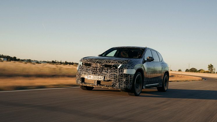 Første modell i Neue Klasse nærmer seg lansering – nå testes prototyper av BMW iX3