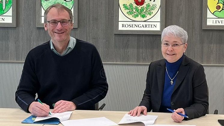 Vertragsunterzeichnung im Rathaus (v. l.): Bürgermeister Dirk Seidler und Christine Rudnik, Geschäftsführerin ElbEnergie.