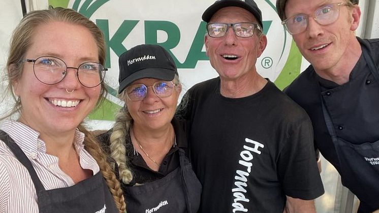 Mats och Karin Sjöstedt, i mitten, driver Hornudden trädgård tillsammans. Till vänster Evelina Sjöstedt och till höger Oskar Nyström.