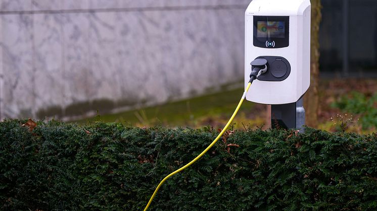 Laddhybrider tar över – Volvo och Kia dominerar svenska vägar
