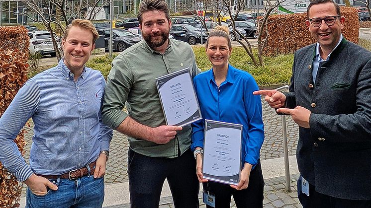 Über die Auszeichnung freuten sich (v.l.): Jan Philipp Hamm, Philip Dewey, Denise Rosenthal vom betrieblichen Gesundheitsmanagement der SIGNAL IDUNA Gruppe und Personalchef Tobias Vögele. Foto: SIGNAL IDUNA