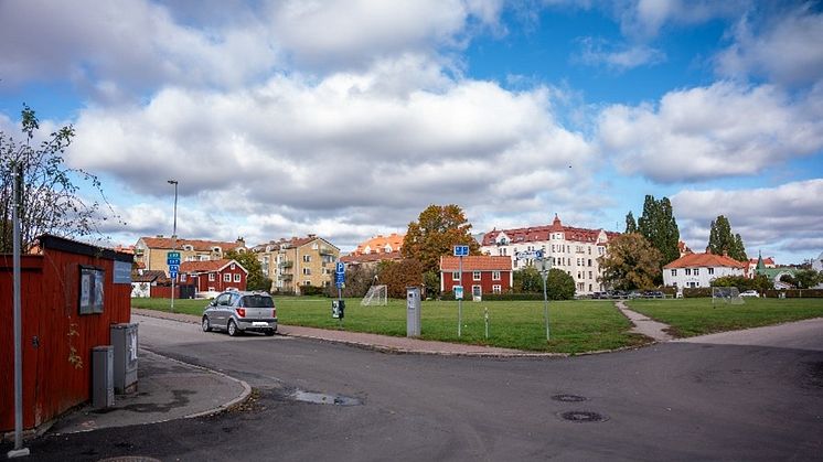 Bild tagen från hörnet Kungsgatan/Västerlånggatan. Till vänster skymtar staketet vid Krusenstiernska gården, rakt fram ses Gullbrandssonska lyckan. (Foto: Kalmar kommun)