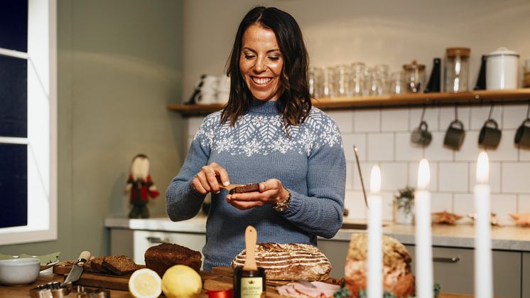 Charlotte Kalla smaksätter årets julsenap från Kronans Apotek 