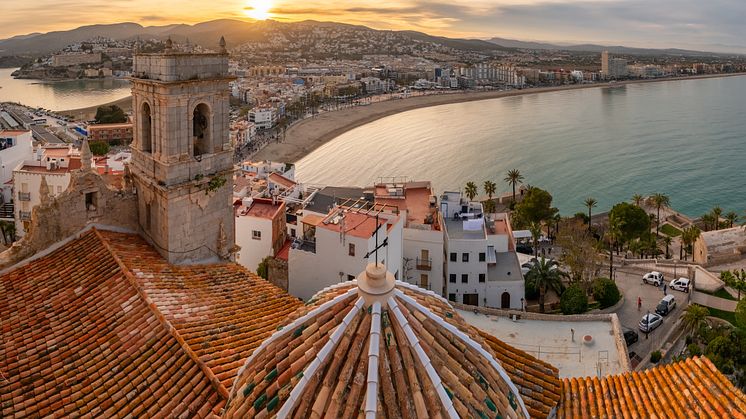 Vy över Peníscola i regionen Valencia, där bostadspriserna ökade mest i mars – upp 2,4 %. Lika stor var uppgången i Murcia.