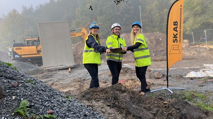 Hanna Clerkestam (L), ordförande i Sollentuna Kommunfastigheter AB, Björn Àstmarsson, vd på Fors Måleri och Entreprenad AB, Linda Hamnes, förvaltningschef, vård- och omsorgskontoret..jpg