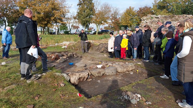 Viele Interessierte besuchten die Informationsveranstaltung zu den Grabungen bei der Burgruine Glambek im Oktober 2024 © L. Eckert / UHH