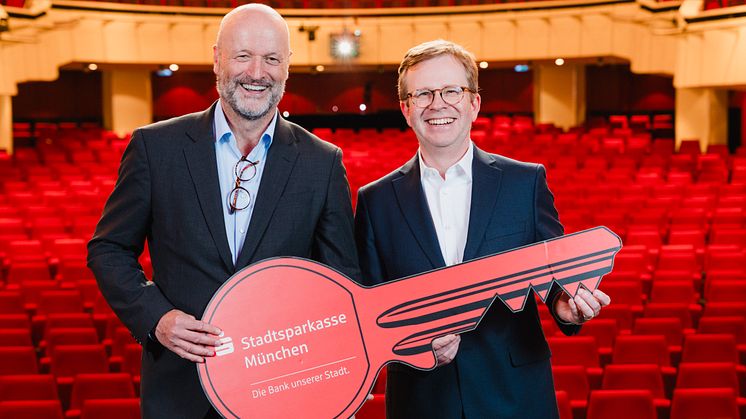V.l.: Ralf Fleischer übergibt symbolisch den Schlüssel zur Stadtsparkasse München an Dr. Bernd Hochberger