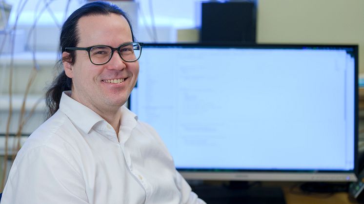 “The aim is to discover new unexpected biological patterns, which can lead to new research questions”, says Johan Henriksson. Photo: Mattias Pettersson