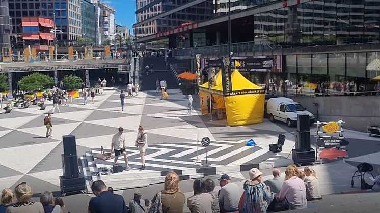 Scientologys volontärer slog upp sitt gula tält på Sergels torg lördagen den 29 juni