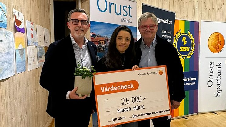 Mikael Gustafsson, vd Orusts Sparbank, kulturstipendiat Nanna Mück och Anders Arnell, Orust kommun. 