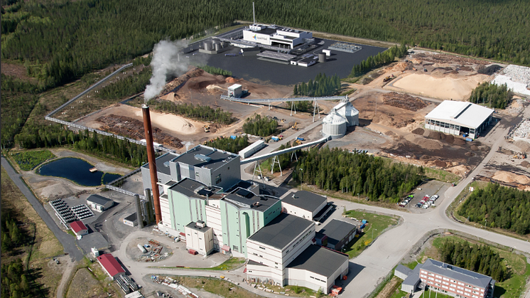 Så här kan det se ut när anläggningen för elektrobränsle (e-metanol) står klar vid Umeå Energis kraftvärmeverk på Umeå Eco Industrial Park. På bilden syns den nya anläggningen högst upp. Foto: Umeå Energi/Liquid Wind