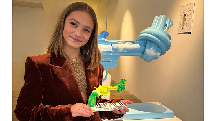 Zoé Clauzure with sculpture and Yoko Ono's sculpture_1.png