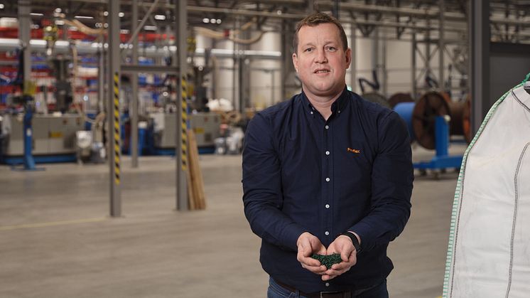 Peter Frostensson som är produktchef på Pmflex med händerna fulla av återvunnen plast till deras installationsrör som snart når marknaden.