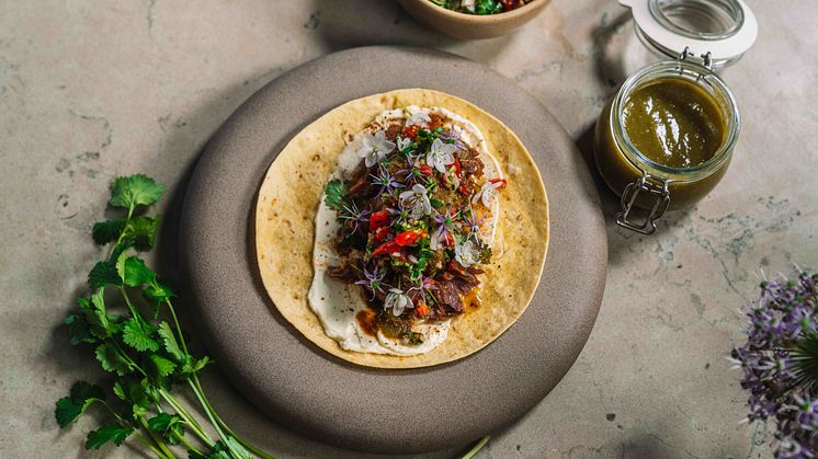 Årets Rätt 2025: Långbakad lammtaco ”barbacoa” med kryddor från hela världen. Foto: Årets Kock