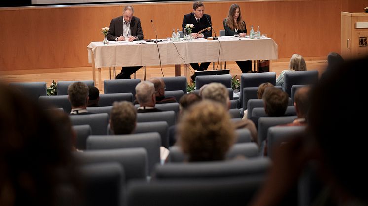 Protokollförare Jonas Eriksson, medlemschef på Norra Skog, stämmans ordförande Emil Källström och vice ordförande Hanna Wagenius. 